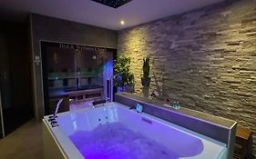 Bed & Wellness Chinel Luxe Vakantiehuis Met Sauna'S En Bubbelbad